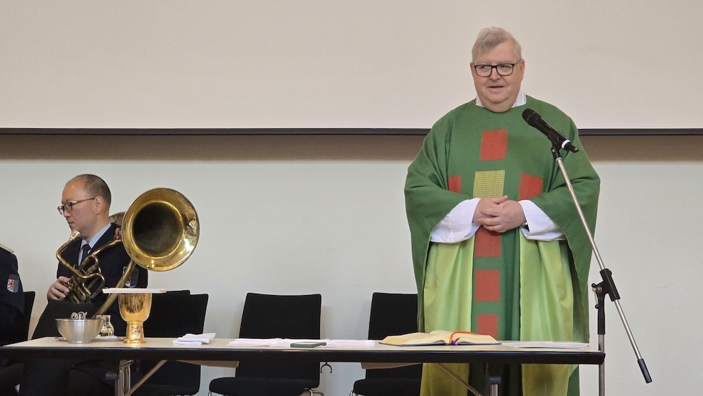 Präses Pfarrer Stephan Pörtner während der Messe im Townhouse © St. Seb. SV Düsseldorf-Bilk e.V. 