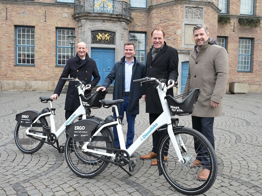 Stellten Einzelheiten zum Projekt "Düsselbike" vor (v.l.): Dr. Oliver Wilmes, Vorsitzender des Vorstandes der ERGO Deutschland AG, Thor Möger Pedersen CEO Donkey Republic, Oberbürgermeister Dr. Stephan Keller und Rolf Neumann, Connected Mobility Düsseldorf © Landeshauptstadt Düsseldorf/Wilfried Meyer