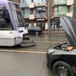 Schwerer Unfall in der Innenstadt: Straßenbahn kollidiert mit Auto – drei Verletzte