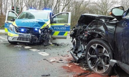 Drei Verletzte bei Unfall zwischen Pkw und Polizeiwagen