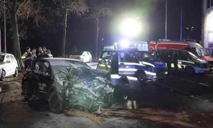 Schwerer Verkehrsunfall mit Streifenwagen in Düsseldorf – Mehrere Verletzte