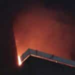 Balkonbrand in Eller: Feuerwehr verhindert größere Ausbreitung