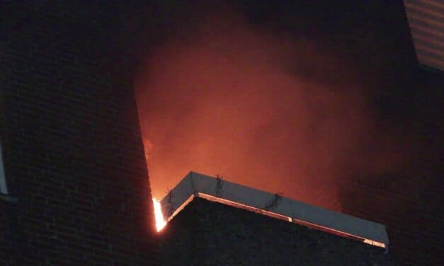 Balkonbrand in Eller: Feuerwehr verhindert größere Ausbreitung