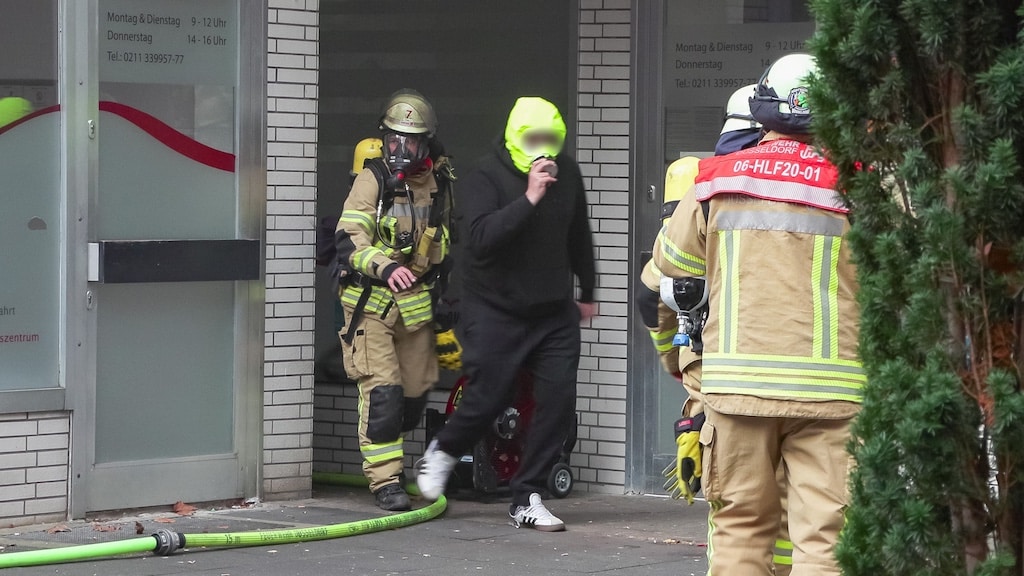 Ausgedehnter Kellerbrand mit Menschenrettung in einem großen Mehrfamilienhaus © Patrick Schüller