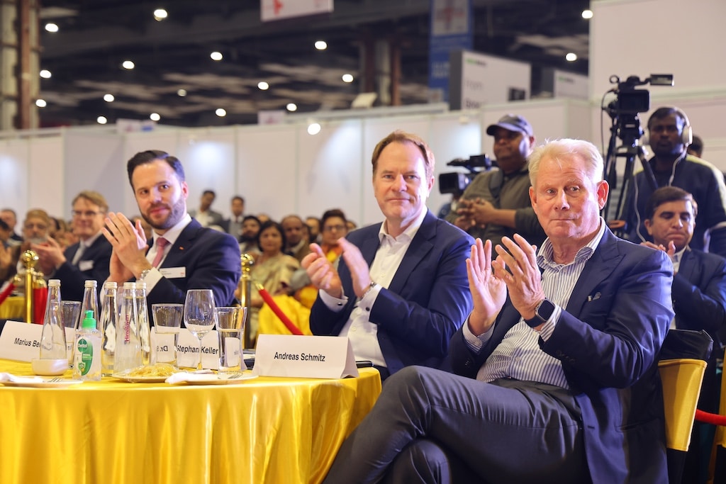 V.l.: Messe Düsseldorf-Geschäftsführer Marius Berlemann, Oberbürgermeister Dr. Stephan Keller und IHK-Präsident Andreas Schmitz bei der Verleihung der MT India Healthcare Awards auf der Medical Fair India am Freitag, 30. Januar 2026. © Messe Düsseldorf