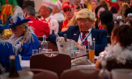 Kirmesflair im Rheinlandsaal: Prinzengarde feiert farbenfrohe Kostümsitzung