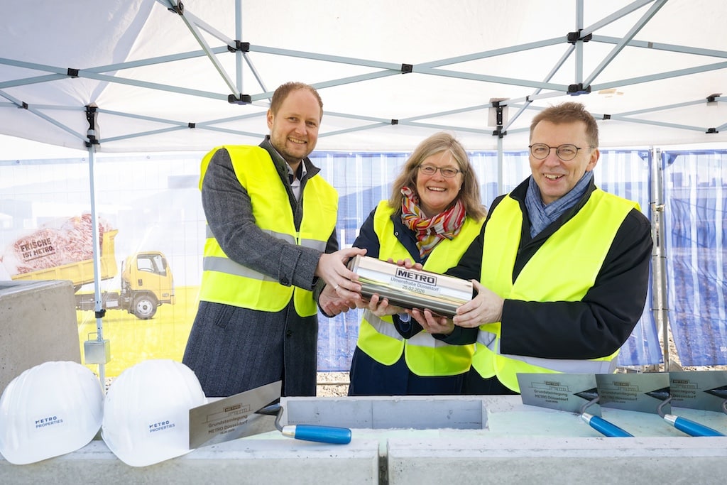 Florian Röhrs, Geschäftsführer BREMER West GmbH & Co. KG, Annette Klinke, Bezirksbürgermeisterin Stadtbezirk 1 Düsseldorf, und Roland Ruffing, CEO METRO Deutschland (v.l.n.r.), bei der symbolischen Grundsteinlegung des neuen METRO Großmarkts an der Ulmenstraße. © Metro