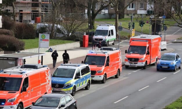 Feuermeldung in Garath – Feuerwehr löscht Kellerbrand, mehrere Leichtverletzte