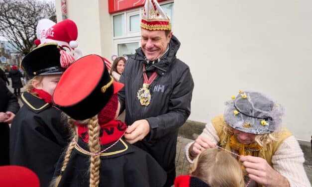 OB Dr. Keller zeichnet den jecken Nachwuchs aus