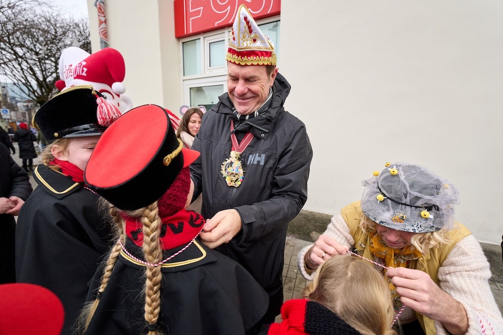 Oberbürgermeister Dr. Stephan Keller verteilte Karnevalsorden an alle rund 3.500 teilnehmenden Kinder und Jugendlichen des Kinderkarnevalsumzugs.© Stadt Düsseldorf/Claus Langer