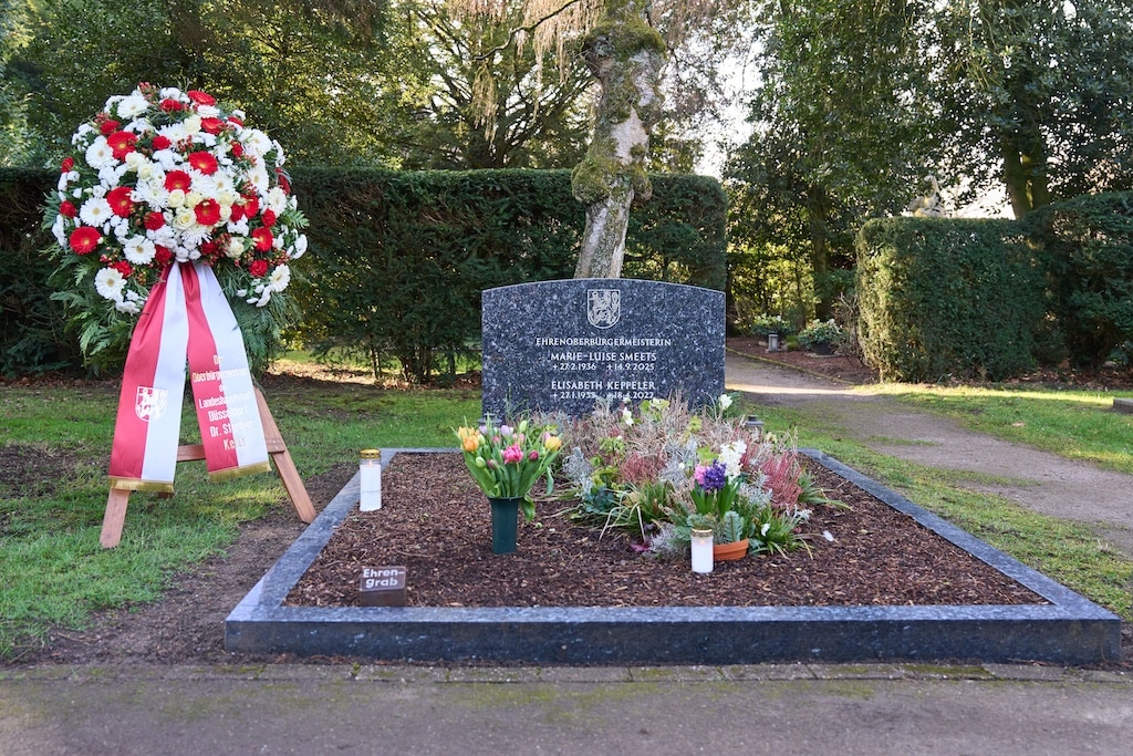 Anlässlich des 90. Geburtstages der ehemaligen Oberbürgermeisterin Marie-Luise Smeets fand am Freitag, 27. Februar 2026, eine stille Kranzniederlegung auf dem Nordfriedhof statt. © Landeshauptstadt Düsseldorf/Claus Langer