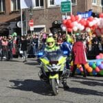 Die Karnevalsfans feiern, die Rheinbahn fährt