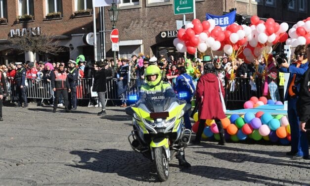 Die Karnevalsfans feiern, die Rheinbahn fährt