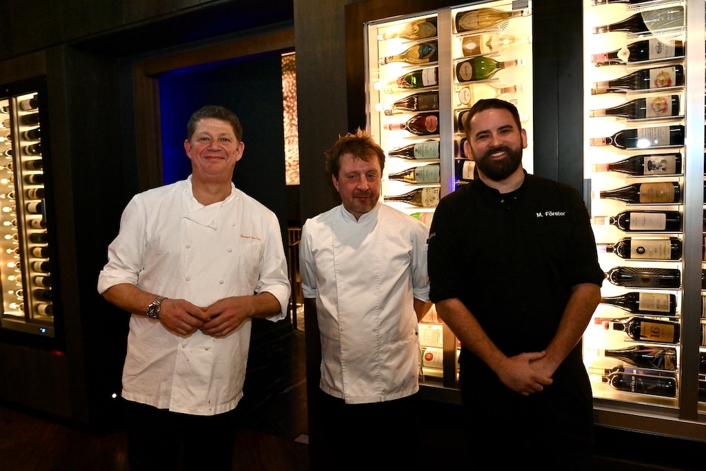 Sterneköche verwöhnten die Gäste. Holger Berens (Sternekoch, Berens am Kai), Daniel Bauder, (Head of Kitchen im FRANK’s) und Marcel Förster (Sternekoch, Restaurant Agata © Lokalbüro Sterneköche verwöhnten die Gäste. Holger Berens (Sternekoch, Berens am Kai), Daniel Bauder, (Head of Kitchen im FRANK’s) und Marcel Förster (Sternekoch, Restaurant Agata © Lokalbüro