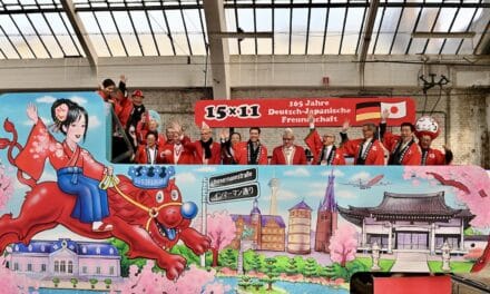 Japanischer Rosenmontagswagen feiert besondere Freundschaft