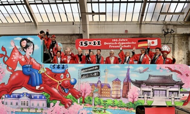 Japanischer Rosenmontagswagen feiert besondere Freundschaft