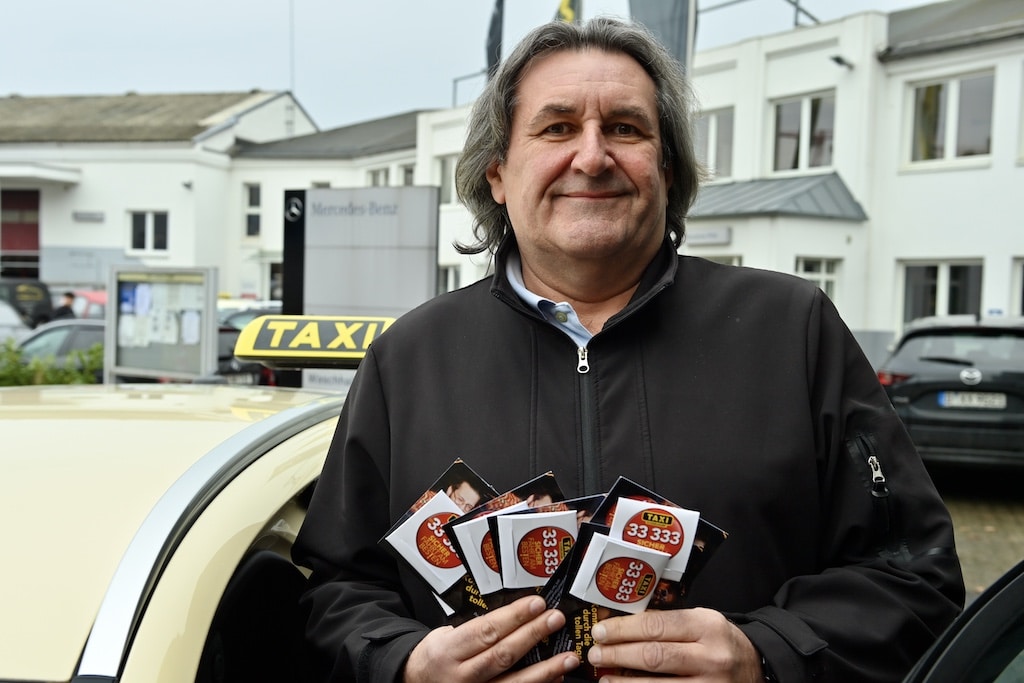 Taxifahrer verteilen „Gummi“ an Karneval © Lokalbüro