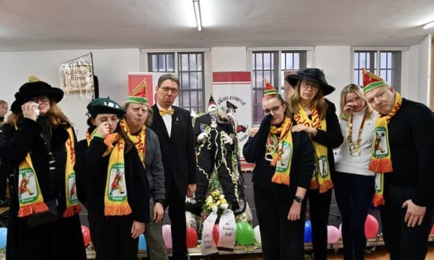 Hoppeditz in Düsseldorf zu Grabe getragen – Zehn Gebote zum Abschied