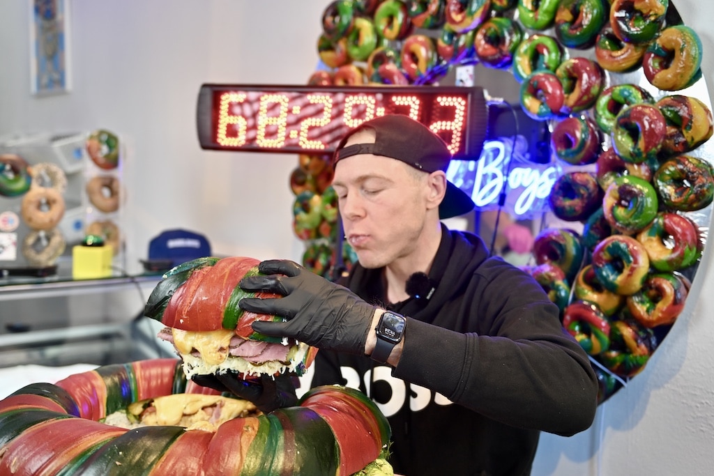 Kay und Sebastian „Big M“ Michels starten die Challenge – vor ihnen: ein Rainbow-Bagel der 20-Kilo-Klasse. © Lokalbüro