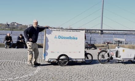 Namenssuche für „Düsselbike“: Dirk Schmit wirbt am Mittwoch auf dem Burgplatz