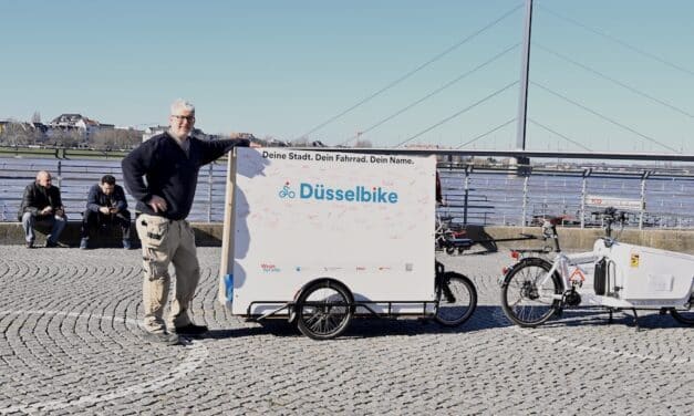 Namenssuche für „Düsselbike“: Dirk Schmit wirbt am Mittwoch auf dem Burgplatz