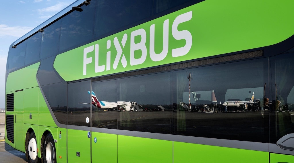 FlixBus weitet sein Angebot am Flughafen Düsseldorf aus. Das globale Travel-Tech-Unternehmen lässt fünf weitere Linien landen. ©&nbsp;Flughafen Düsseldorf / GiulioCoscia