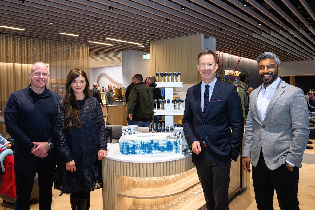 Geglückte Teileröffnung: Die Airport-Geschäftsführer Pradeep Pinakatt und Lars Redeligx begrüßten die ersten Gäste der neuen DUS Rhein Lounge gemeinsam mit Melanie Eickmeier und Thomas Zeller (v. r. n. l.) vom Lounge-Management mit einem Stück Torte. Fotos: Flughafen Düsseldorf / Frederic Scheidemann © Flughafen Düsseldorf / Andreas Wiese