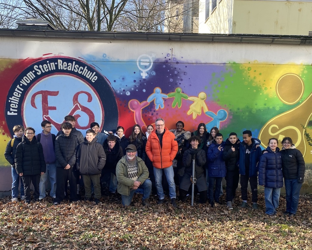 Auf dem Schulgelände der Freiherr-vom-Stein-Realschule entsteht am Mittwoch, 25. Februar 2026, ein neuer Lern- und Lebensraum. Schülerinnen und Schüler der fünften bis achten Klasse pflanzen 360 junge Bäume und Stauden für einen Miniwald auf dem Schulgelände. © Landeshauptstadt Düsseldorf