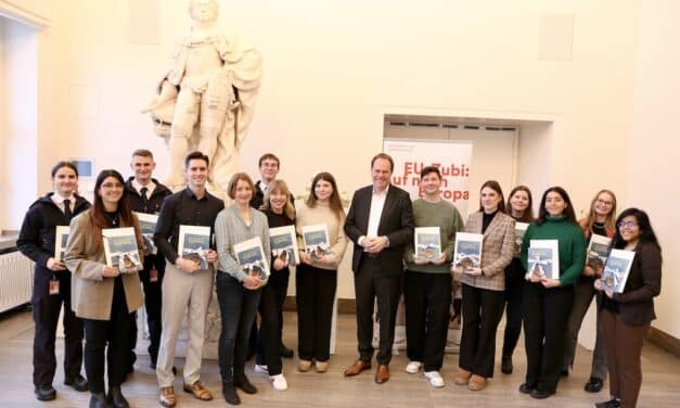 OB Dr. Keller überreicht Teilnahmezertifikate an “EU-Zubis” des Jahres 2025