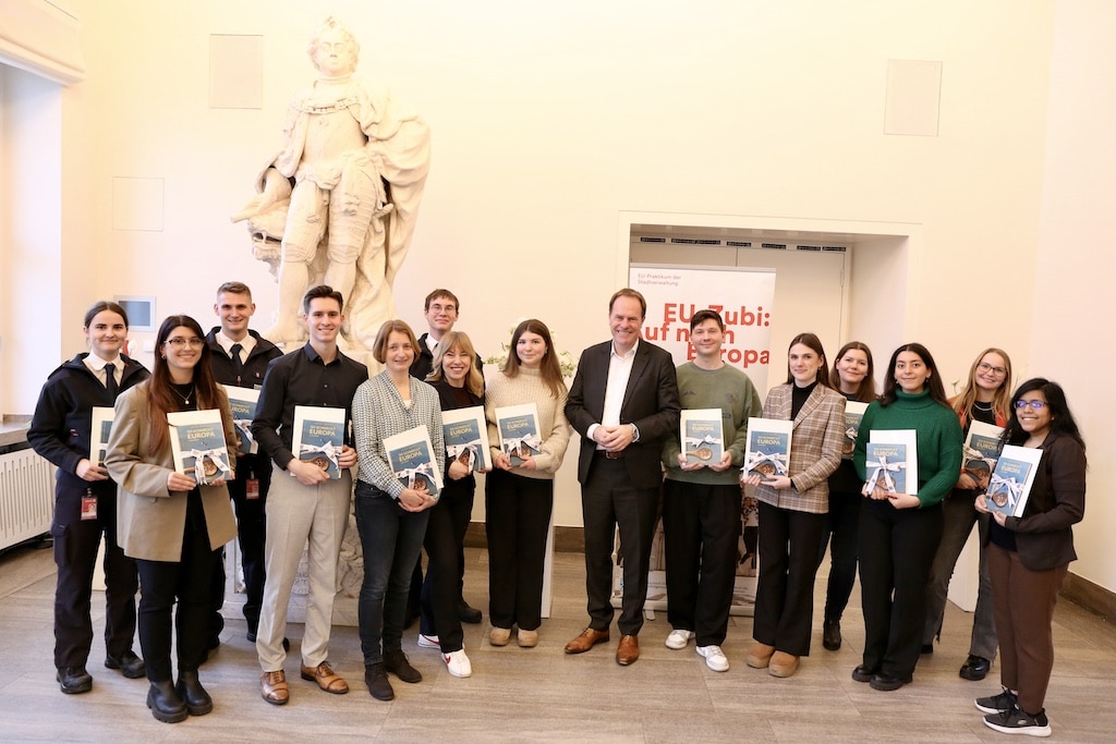 14 Absolventinnen und Absolventen des EU-Zubi-Programms wurden am Mittwoch, 18. Februar 2026, von Oberbürgermeister Dr. Stephan Keller im Jan-Wellem-Saal des Düsseldorfer Rathauses empfangen und erhielten ihre Teilnahmezertifikate. © Landeshauptstadt Düsseldorf/Ingo Lammert