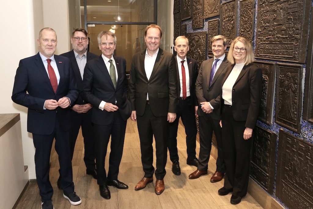 Trafen sich im Rathaus zum Spitzentreffen Masterplan Handwerk am Mittwoch, 18. Februar 2026 (v.l.): Michael Kregel, Kreishandwerksmeister, Johannes Kamm, Kreishandwerkerschaft, Andreas Ehlert, Handwerkskammer, OB Dr. Stephan Keller, Dr. Axel Fuhrmann, Handwerkskammer, Wirtschaftsdezernent Christian Zaum, Dr. Jutta Peters, Wirtschaftsförderung © Landeshauptstadt Düsseldorf/Ingo Lammert
