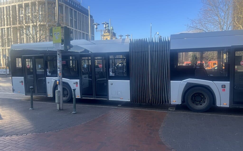 Tägliches Risiko an der Heinrich-Heine-Allee: Wenn Busse Verkehrsregeln ignorieren