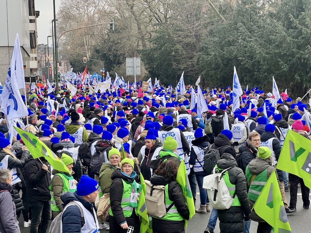 Rund 16.000 streikenden auf Düsseldorfs Straßen © Lokalbüro