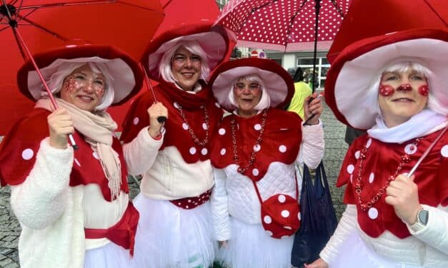 Bunt im Grau: Altweiber feiert gegen den Regen&nbsp;an