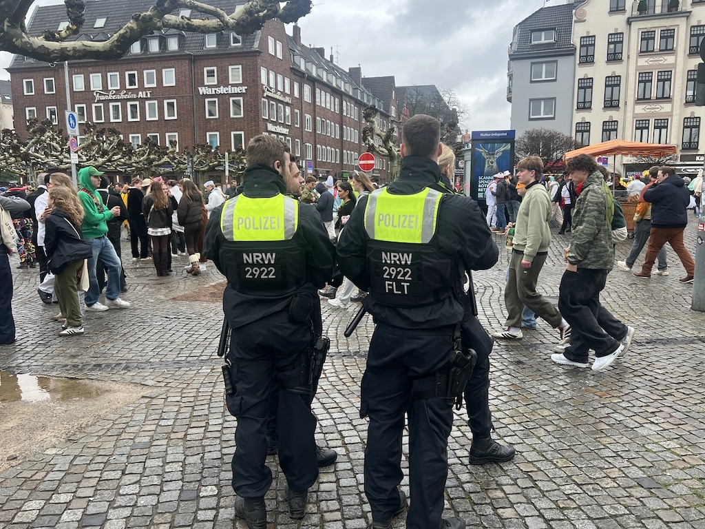 Polizei zu Altweiber in der Altstadt © Lokalbüro