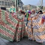 Tausende Jecke feiern bei Sonnenschein auf der&nbsp;Kö