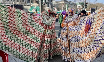 Tausende Jecke feiern bei Sonnenschein auf der&nbsp;Kö