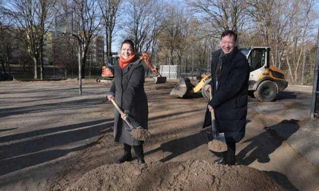 Spatenstich für neue Sportfläche in Hassels