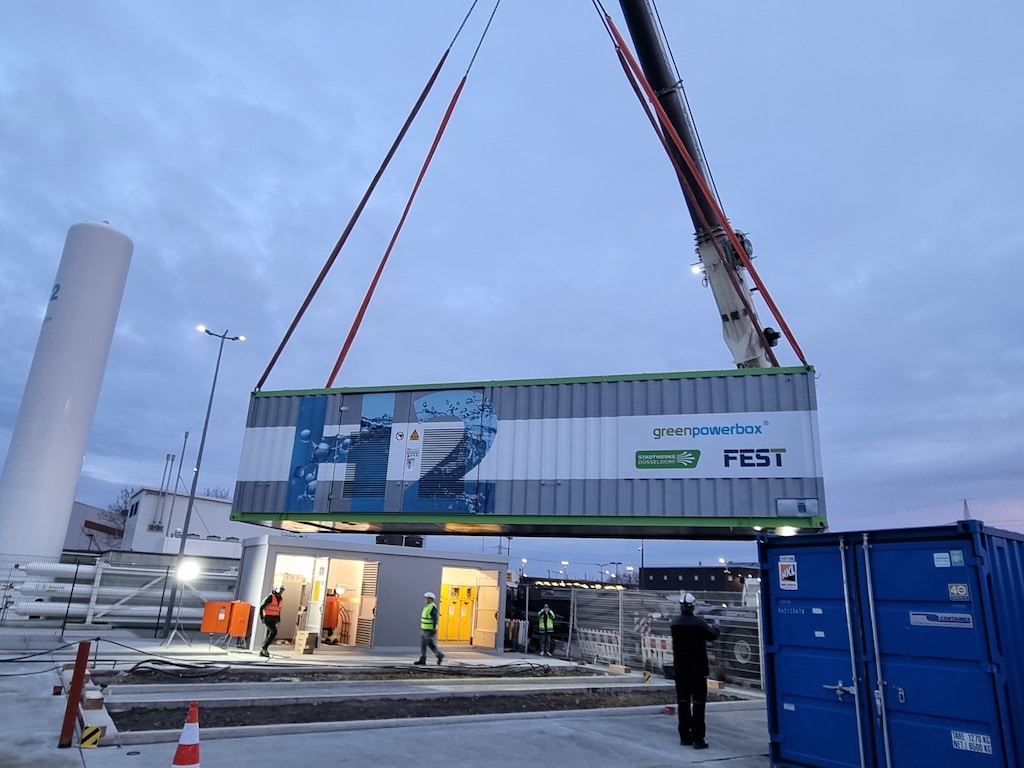 Eingetroffen: Elektrolyseur für erste lokale Wasserstoffproduktion am Höherweg in Flingern © Stadtwerke Düsseldorf
