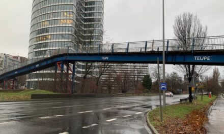 Fußgängerbehelfsbrücke am Kennedydamm wieder geöffnet