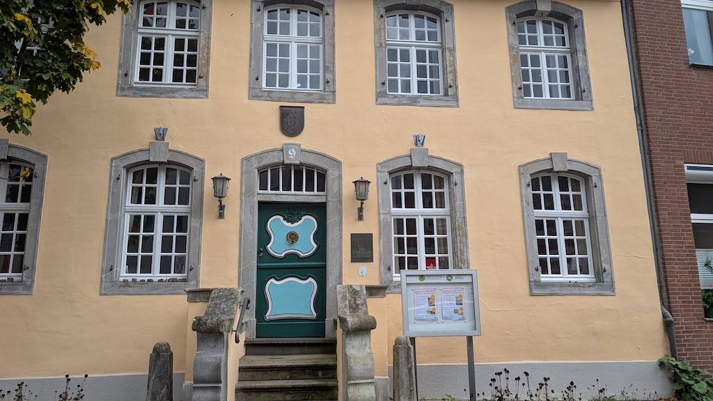 Das Bürgerhaus ist der Treffpunkt für den Angermunder Kulturkreis und ein Kleinod in der Rosenstadt © Gabriele Schreckenberg