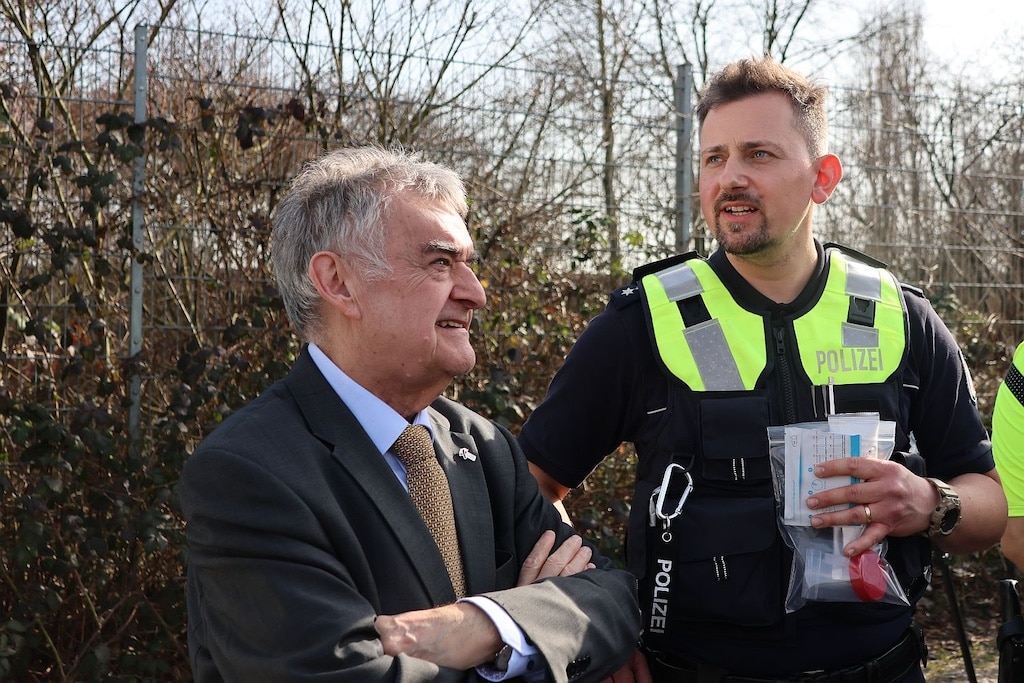 Minister Herbert Reul war persönlich vor Ort um sich ein Bild von der Kontrolle zu machen.