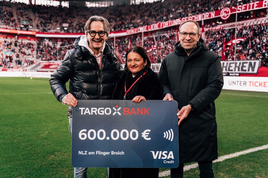 v.l.n.r.: Alexander Bohrer (HR- und Kommunikationschef der TARGOBANK), Tanja Plebuch (Head of External Communications), Alexander Jobst (Vorstandsvorsitzender von Fortuna Düsseldorf)