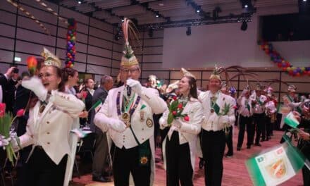 Glanzvoller Sitzungskarneval der Weissfräcke begeistert Publikum in den Rheinterrassen