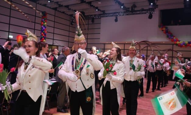 Glanzvoller Sitzungskarneval der Weissfräcke begeistert Publikum in den Rheinterrassen