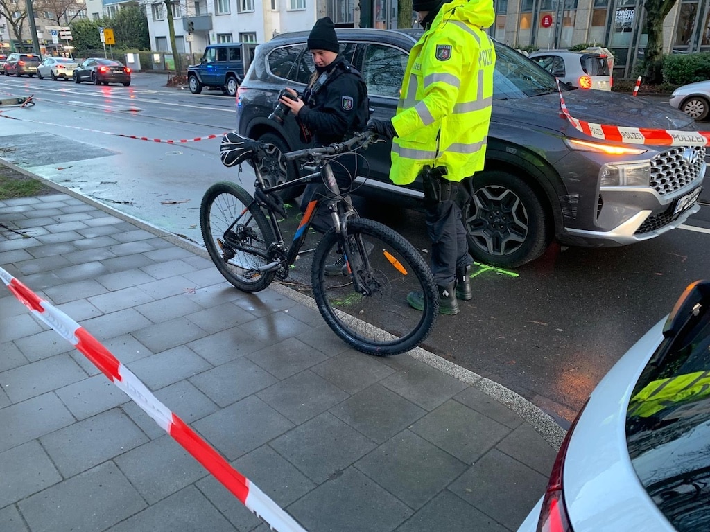Das in dem Unfall verwickelte Auto und das Fahrrad © LB / Olaf Oidtmann