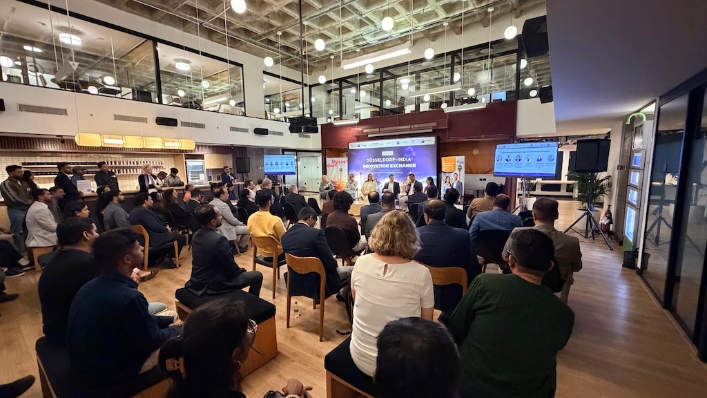 Am Montagabend, 2. Februar 2026, diskutierten Vertreterinnen und Vertreter aus Verwaltung, von Unternehmen und Start-up-Szene in einem Panel beim Start-up-Event, wie Kooperationen zwischen indischen Start-ups und Düsseldorfer Unternehmen konkret gestaltet werden können. © Landeshauptstadt Düsseldorf