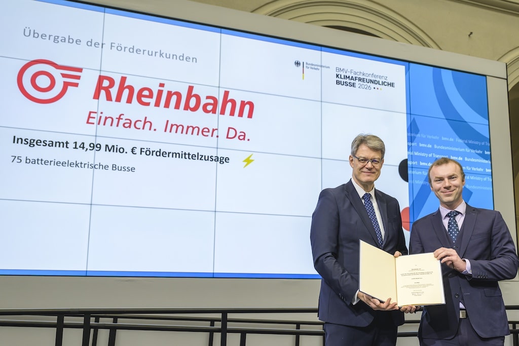 Bundesverkehrsminister Patrick Schnieder (l.) überreichte den Förderbescheid an Tomasz Karbowski, Mitglied der erweiterten Geschäftsleitung und Bereichsleiter Fahrzeuge bei der Rheinbahn. © Frank Schroth Fotografie