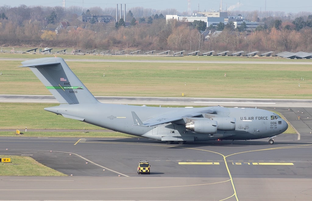 Drei militärische Transportflugzeuge der amerikanischen Luftwaffe sind am Morgen des 26.Februar 2026 am Flughafen Düsseldorf gelandet © Klaus Schulze