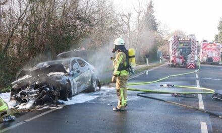 Mercedes brennt auf Düsseldorfer Straße – Feuerwehr verhindert Ausbreitung